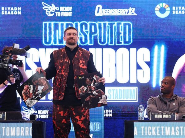 Новини спорту - Дюбуа підписав для Усика фото зі скандальним ударом у першому бою