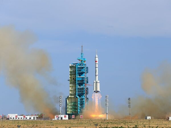 Технології - Космічний екіпаж КНР вирушив до станції Тяньгун
