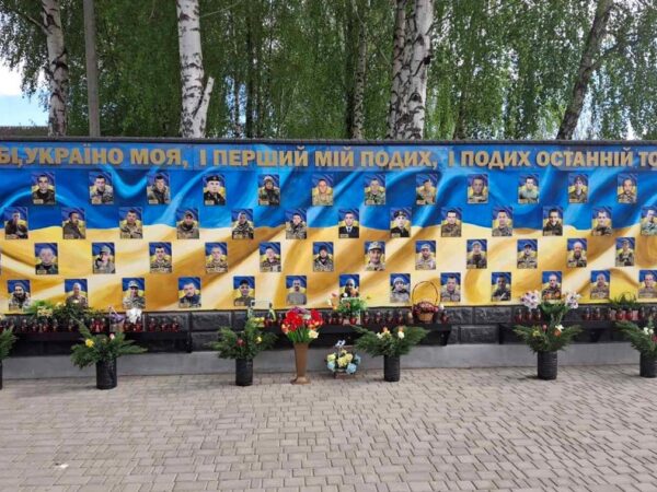 Новини України - На Рівненщині хлопець вкрав квіти зі стели загиблих військових