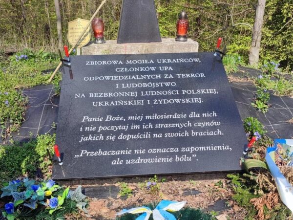 Новини України - Польщі на могилі воїнів УПА встановили провокативну табличку