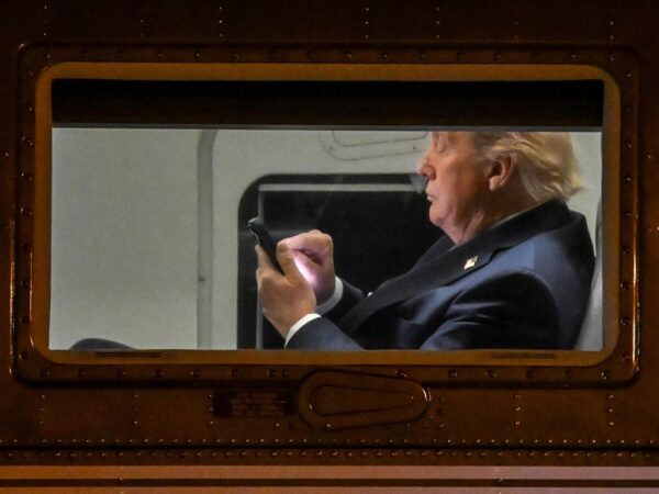 Новини світу - Трамп розповів, хто пише його пости у соцмережах