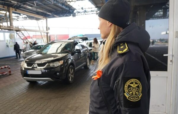 Новини України - Уряд впровадив моніторинг способу життя митників