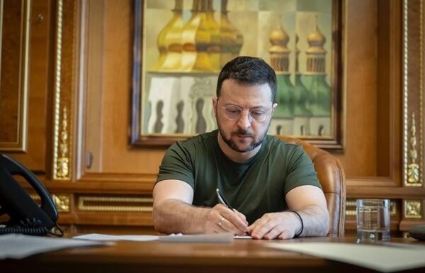 Новини України - Зеленський підписав закон про виплату 15 млн родинам загиблих добровольців