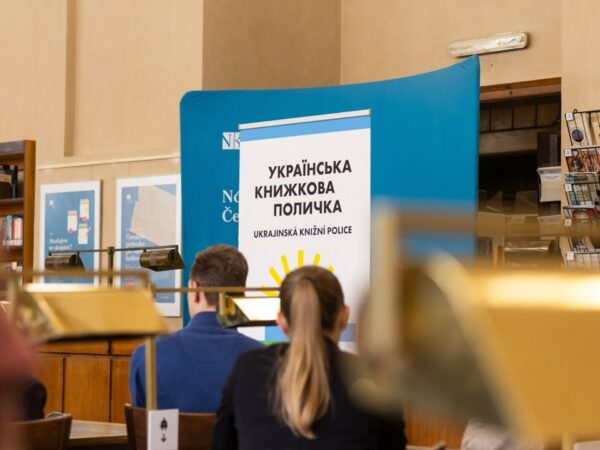 Олена Зеленська відвідала Національну бібліотеку Чехії, де відкрили українську книжкову поличку