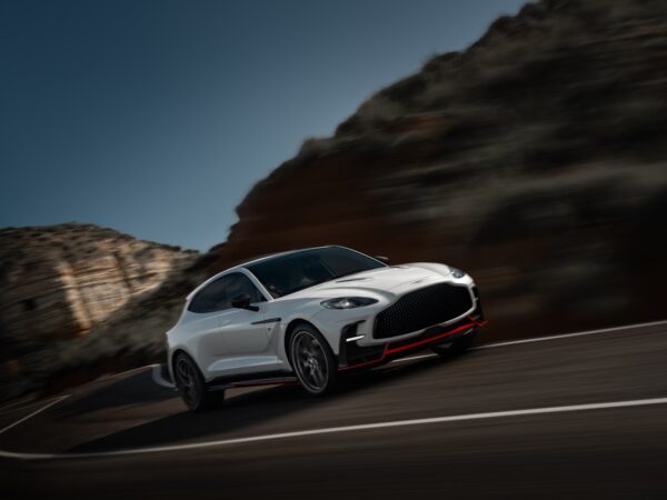 Авто новини - Aston Martin показала найпотужніший кросовер у світі