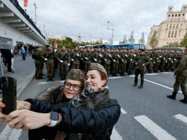 Новини світу - До Москви на парад приїдуть п’ять депутатів Європарламенту - ЗМІ