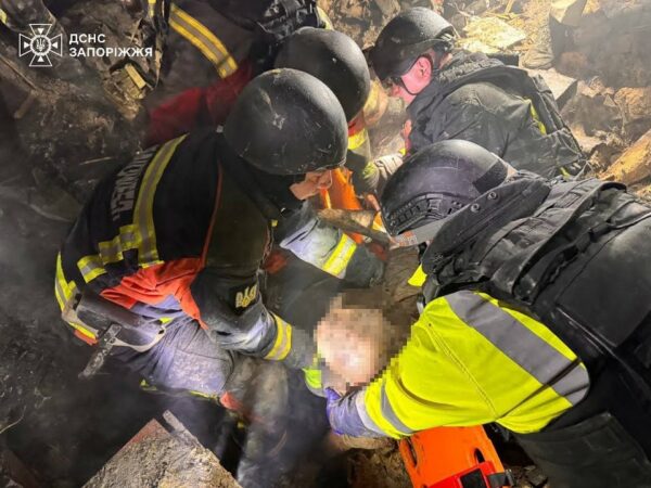 У Запоріжжі рятувальники ліквідовують наслідки масованого ворожого обстрілу