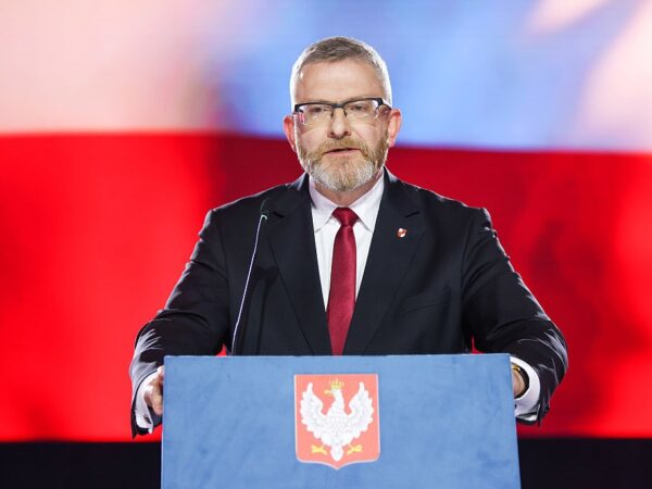 Новини світу - Кандидат у президенти Польщі зірвав прапор ЄС і витер ним взуття