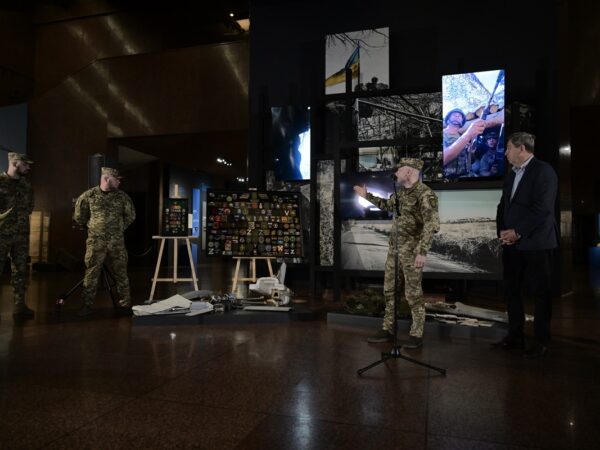 Новини України - Командир 225 ОШП передав Музею війни унікальні трофеї