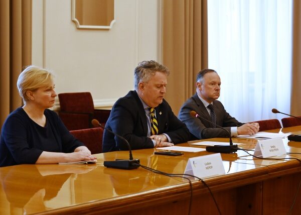 Новини України - МЗС заявив демарш послам за участь у параді Путіна