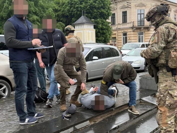 Новини України - На Буковині затримали правоохоронця за організацію схеми для ухилянтів