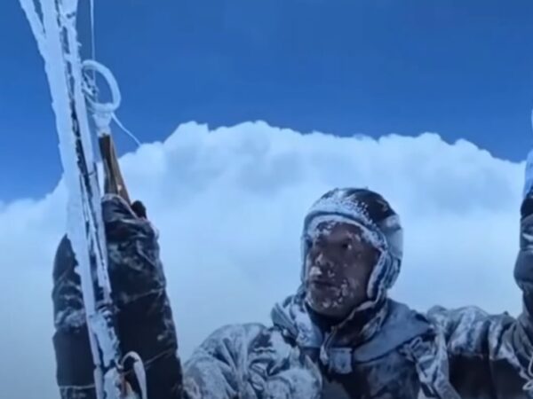Новини світу - Парапланерист із Китаю випадково злетів на висоту понад 8000 метрів