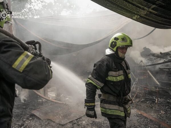 Новини Києва - Рятувальники ліквідували пожежу у Гідропарку