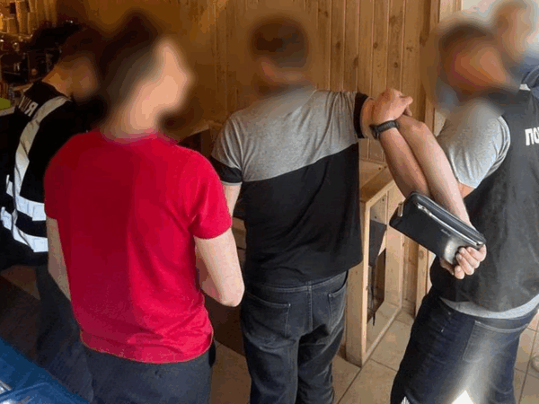 Новини України - Шахрай виманював гроші у матері загиблого воїна, переконуючи, що син живий