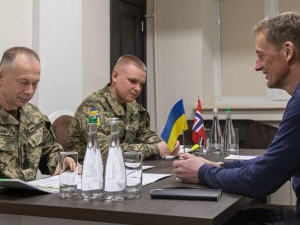Новини України - Сирський нагородив голову ЗС Норвегії Хрестом заслуги