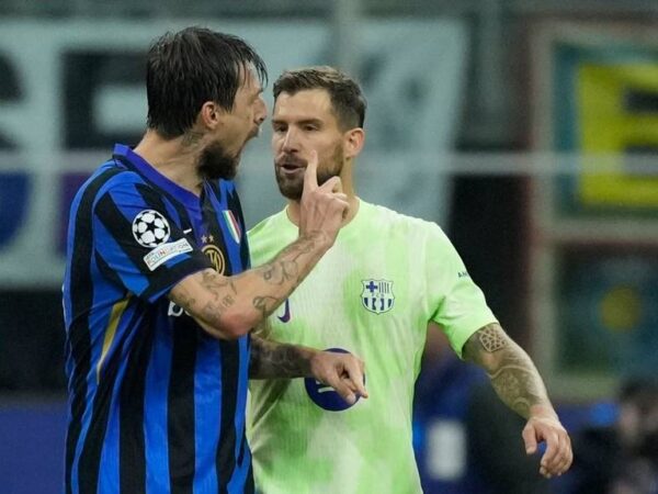 Новини спорту - Скандал у півфіналі ЛЧ: захисник Барселони плюнув у гравця Інтера