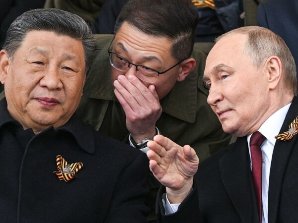 Новини світу - Трибуна на параді: Путін, Сі і злочинці