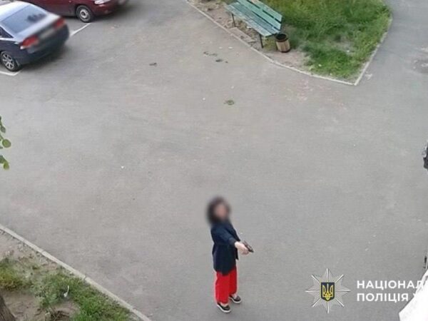Новини Києва - У Києві жінка стріляла по дверях багатоповерхівки