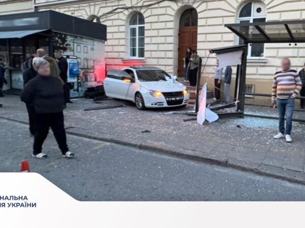 Новини України - У Львові водій протаранив зупинку: постраждала дівчина