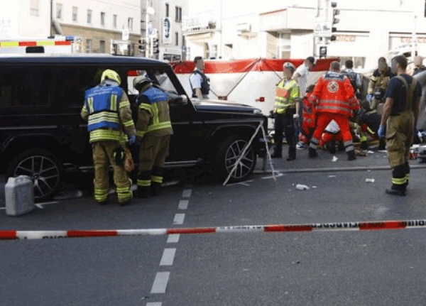 Новини світу - У Німеччині авто вʼїхало в натовп людей, є постраждалі