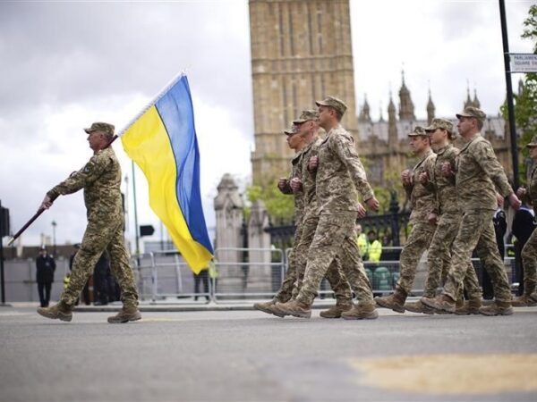 Новини світу - Українські воїни під оплески крокували на параді в Лондоні