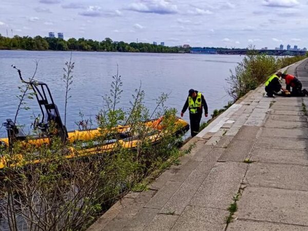 Новини Києва - В Києві жінка впала в Дніпро з Пішохідного мосту