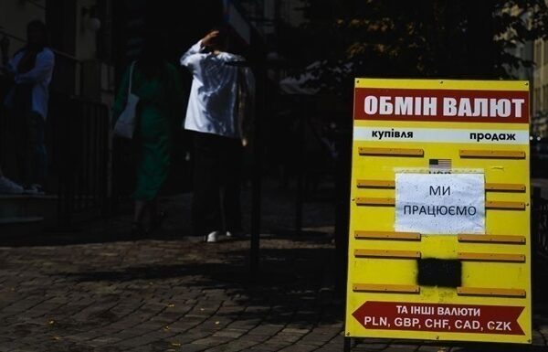 Новини бізнесу - В обмінниках триває зниження долара, євро дорожчає