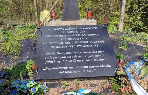 Новини світу - З могили воїнів УПА в Польщі демонтували провокативну плиту