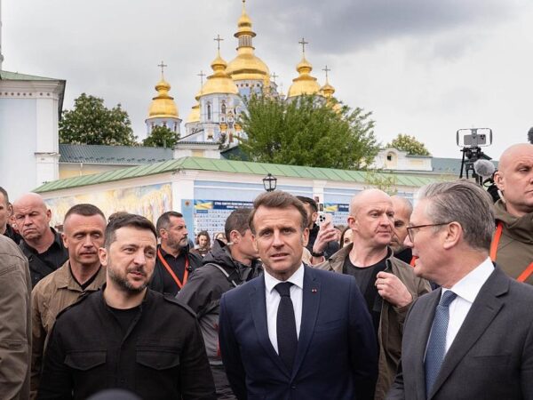 Новини України - Зеленський, Макрон і Стармер погуляли в центрі Києва