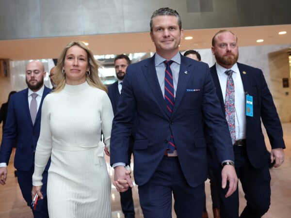 Новини світу - ЗМІ дізналися нові скандальні деталі про главу Пентагону