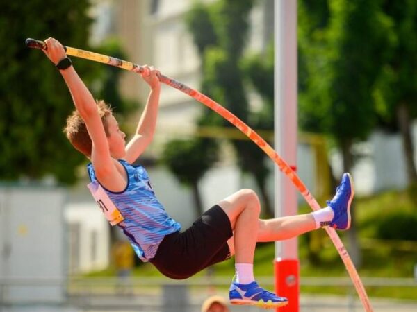 Новини спорту - 12-річний українець у стрибках із жердиною переступив висоту Дюплантіса