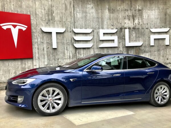 Новини бізнесу - Акції Tesla падають на тлі суперечки Маска з Трампом
