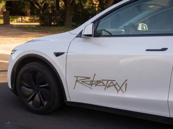 Авто новини - Акції Tesla зросли на 8% після запуску роботаксі у Техасі
