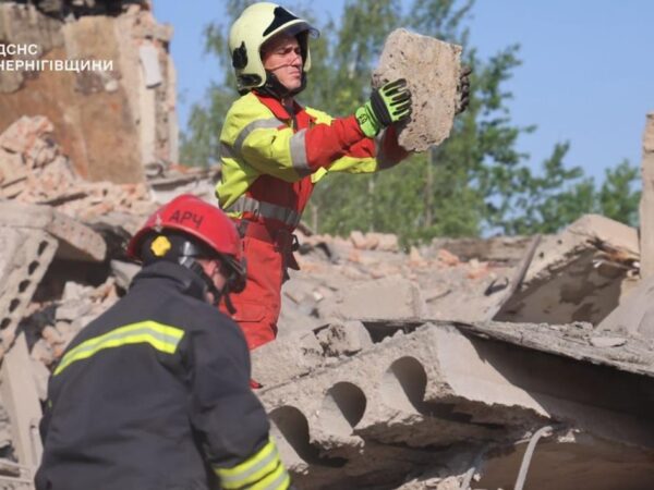 Новини України - Атака на Чернігів: з-під завалів деблокували тіло