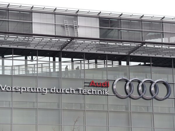 Авто новини - Audi офіційно відмовилася від планів випускати тільки електромобілі
