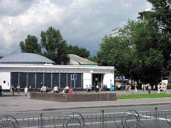 Новини Києва - Біля метро в Києві виявили труп чоловіка