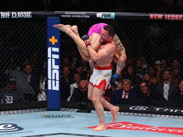 Новини спорту - Борець з Грузії задушив О'Меллі і вперше виграв в UFC прийомом здачі
