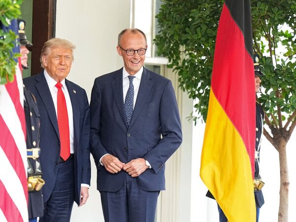 Новини світу - Мерц вручив Трампу неочікуваний подарунок