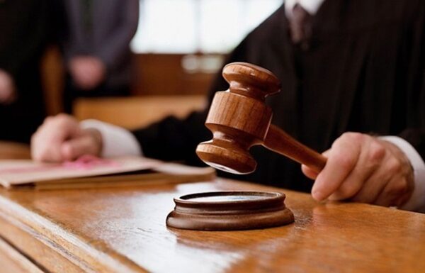 Новини України - На Львівщині судили школярку, яка під музику РФ вилізла на дорожній знак