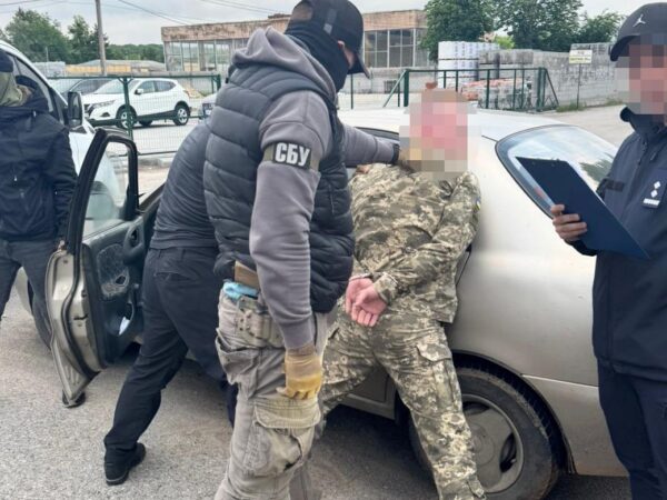 Новини України - Правоохоронець намагався "вивезти" ухилянта на надувному матраці