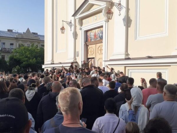 Новини України - Сутичка між вірянами під собором у Чернівцях: стали відомі деталі