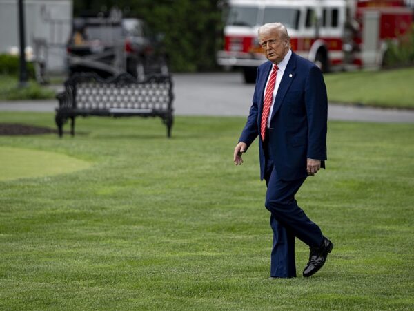 Новини світу - Трамп поширив конспірологію про "заміну Байдена роботом"