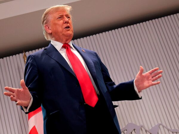 Новини бізнесу - Трамп запустить мобільний оператор Trump Mobile