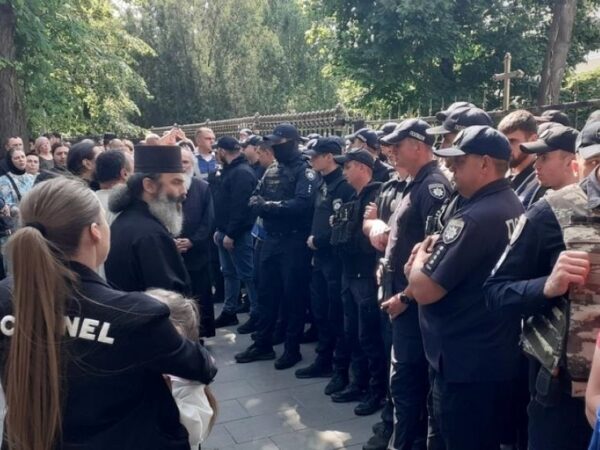 Новини України - У Чернівцях сталася масштабна сутичка між вірянами УПЦ МП та ПЦУ