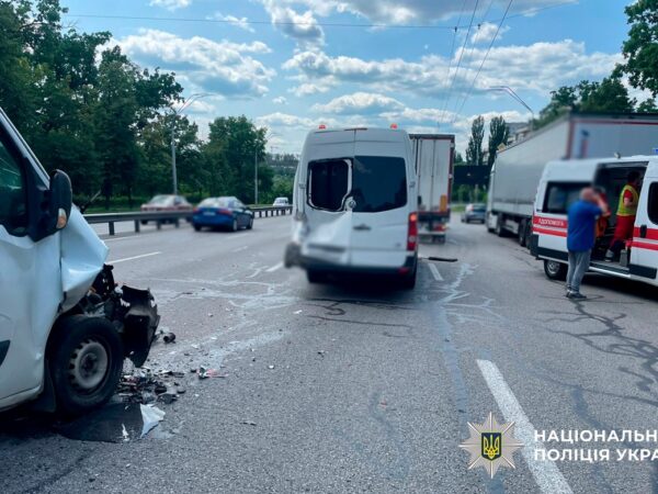 Новини Києва - У Києві мікроавтобус протаранив авто, постраждали діти