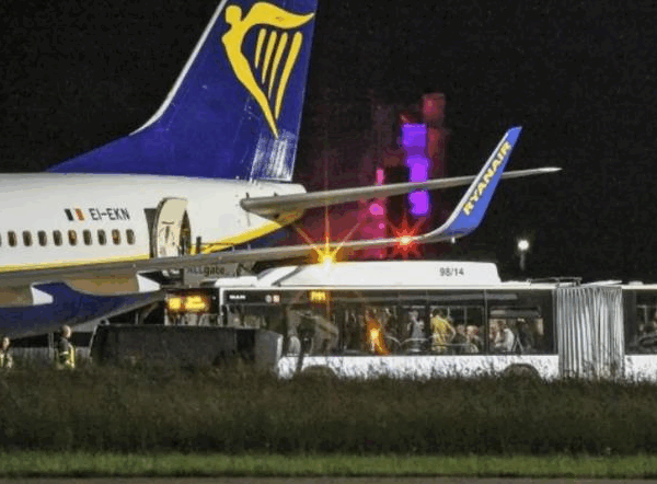 Новини світу - У Німеччині літак Ryanair здійснив екстрену посадку, 9 постраждалих