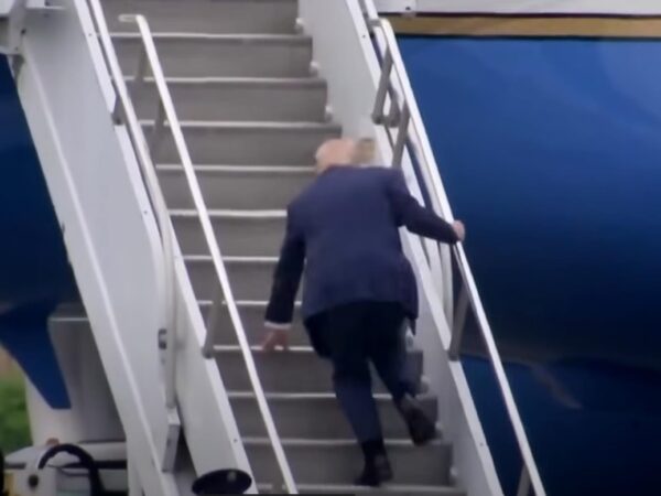 Новини світу - Як Байден: Трамп перечепився на трапі літака
