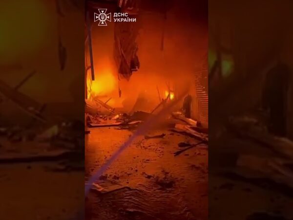 На території ринку “Привоз” рятувальники ліквідували пожежу, що виникла внаслідок російських ударів.