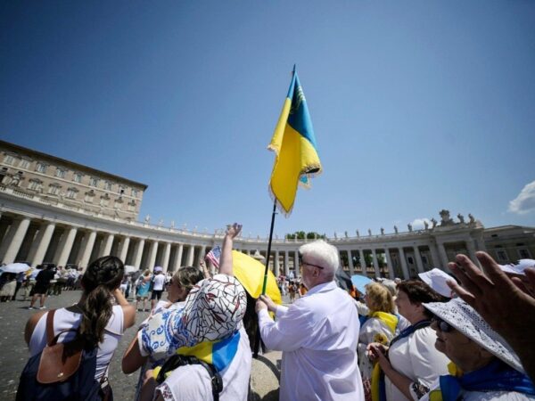 Новини світу - Діалог замість зброї: Папа Лев XIV закликав до молитви за мир