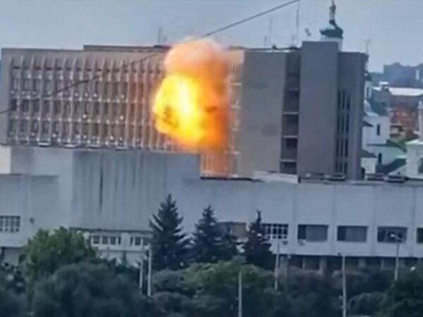 Новини України - Дрон поцілив по будівлі ОВА в Сумах